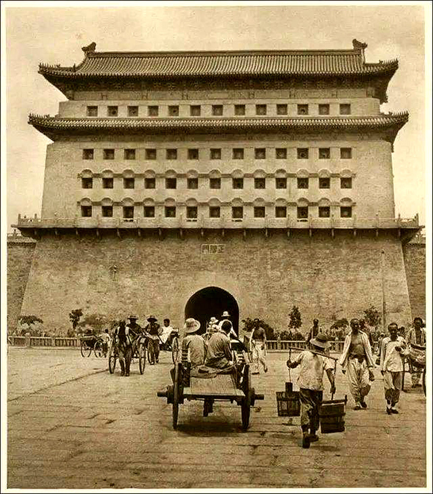 正阳门的箭楼是最能体现古代军事防御思想和技术水平的建筑,为一砖砌