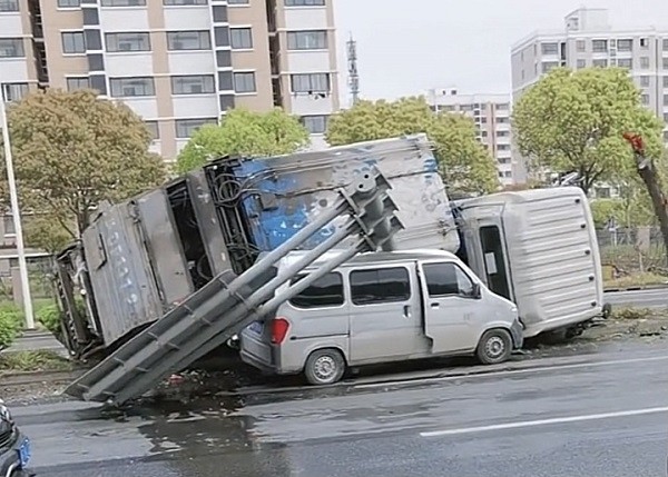 浦东新区下盐路上发生一起交通事故:一辆垃圾清运车骑上道路中央的