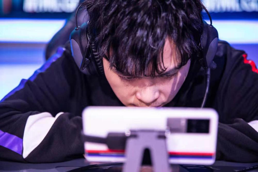 lgd大鹅状态低迷虎妞评论席中当众发怒粉丝这下队员们惨了