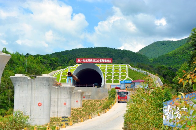 廣汕鐵路建設新進展首座複雜地質長大隧道單向貫通