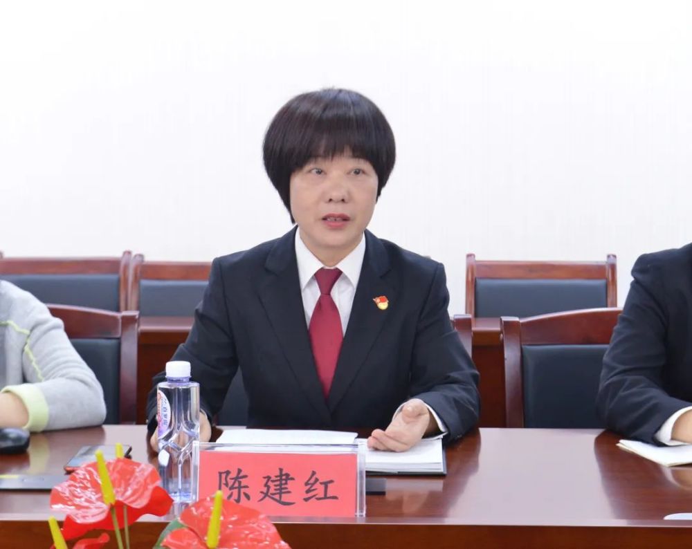 队伍教育整顿跟班先进找差距见贤思齐强担当