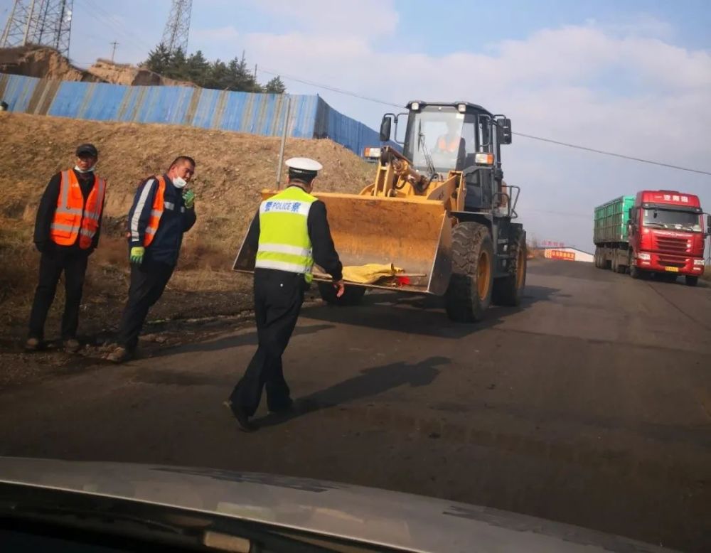 三轮摩托车装载机违法载人驶不得