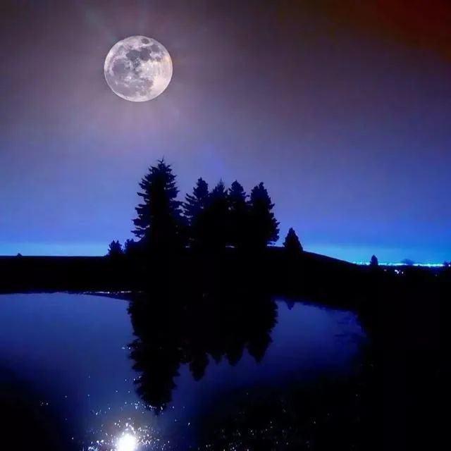 例如春夜荡涤大地的朦胧淡月,月华特别柔和温润;月到中秋时,月光是白