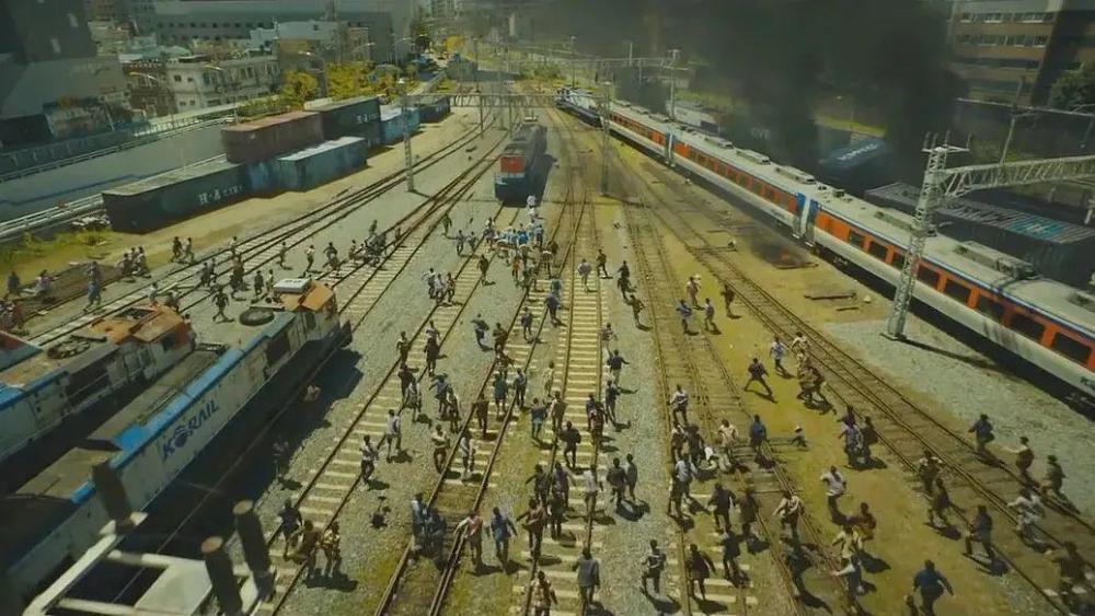 上图| 某明星接机现场;下图|《釜山行》丧尸出笼而在网络,侵犯明星