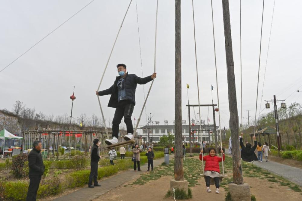 秋千能有多高陕西农村架的这个秋千改变认知看看是啥样子
