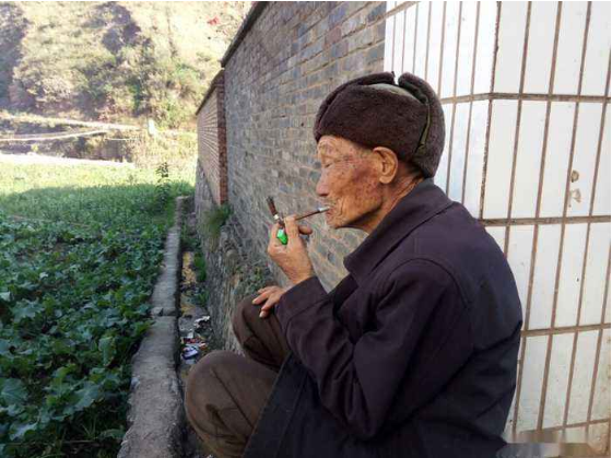 七旬老人凄惨的晚年五千退休工资却在儿子家被当成仇人