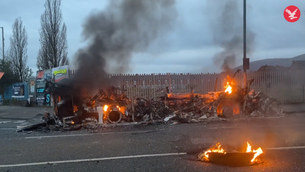 英国北爱尔兰骚乱第6天示威者互掷燃烧瓶点燃公交车