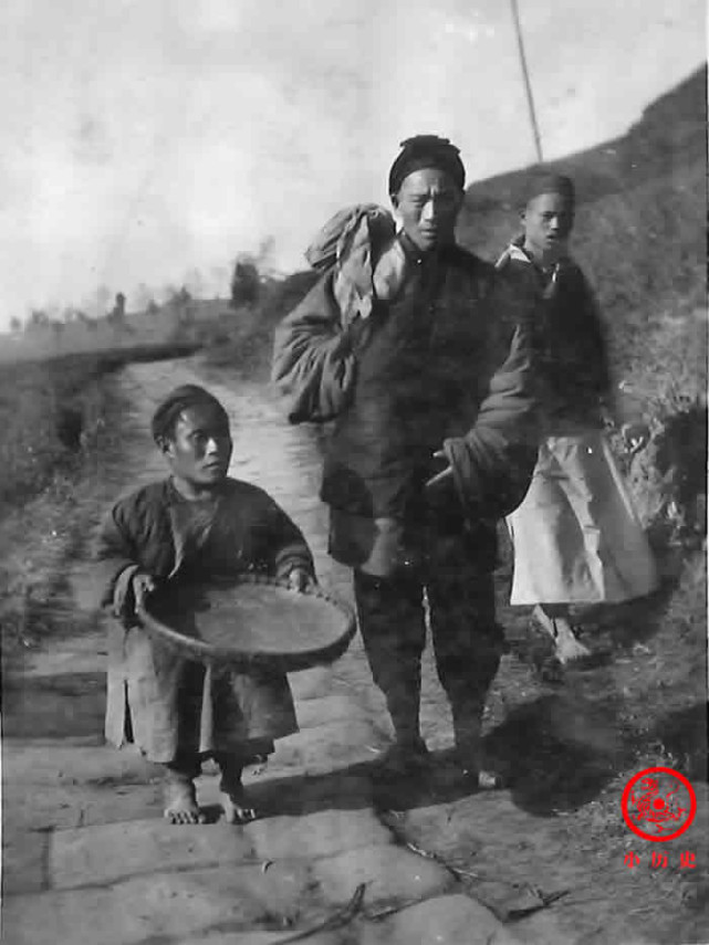 晚清老照片：穷人饿到全身浮肿，“快递小哥”步行送邮件_腾讯新闻