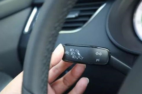 高速上超车能开左转向灯吗?现在知道还不晚,紧要时刻还能保命