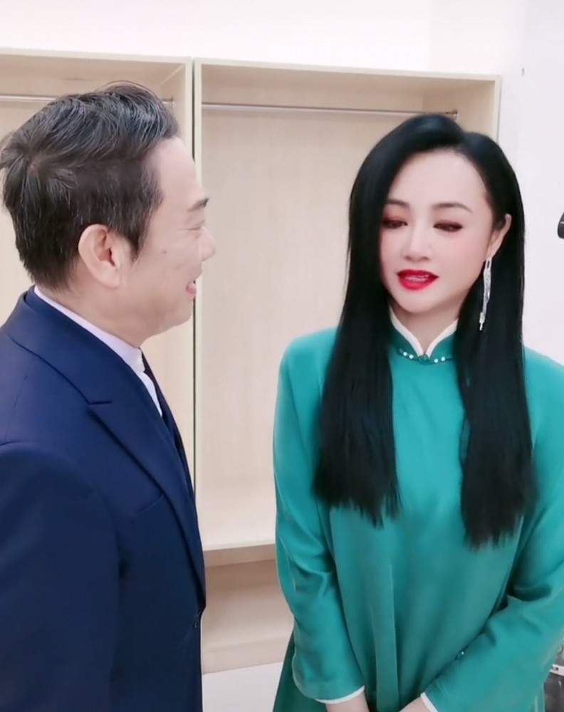 央视主持赵保乐曝近况身形挺拔不像62岁同框曹颖被嘲美颜重