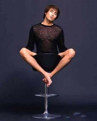 胡兵穿蕾丝装亮相时装周,抢镜一众女星,50岁单身坐拥2亿豪宅,何惧世俗