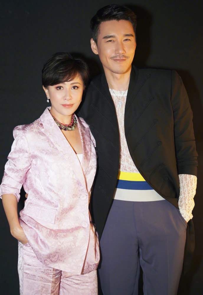 胡兵穿蕾丝装亮相时装周,抢镜一众女星,50岁单身坐拥2亿豪宅,何惧世俗