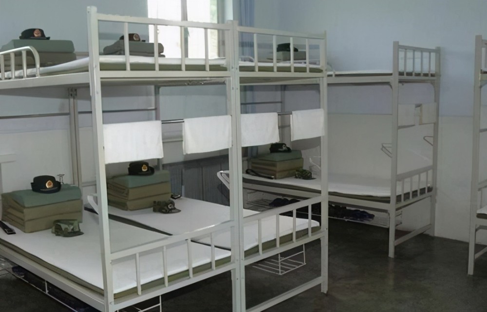 中美女兵宿舍差距有多大看后就知道战斗力谁强谁弱了