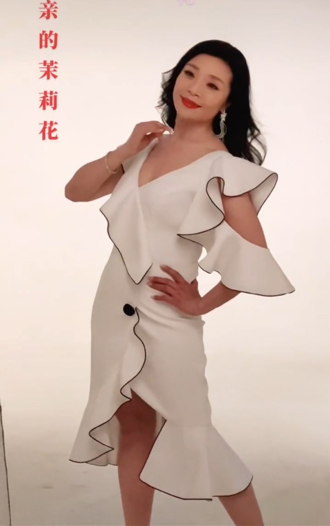 歌唱家李丹阳罕晒性感照穿紧身深v裙秀事业线现55岁仍未婚