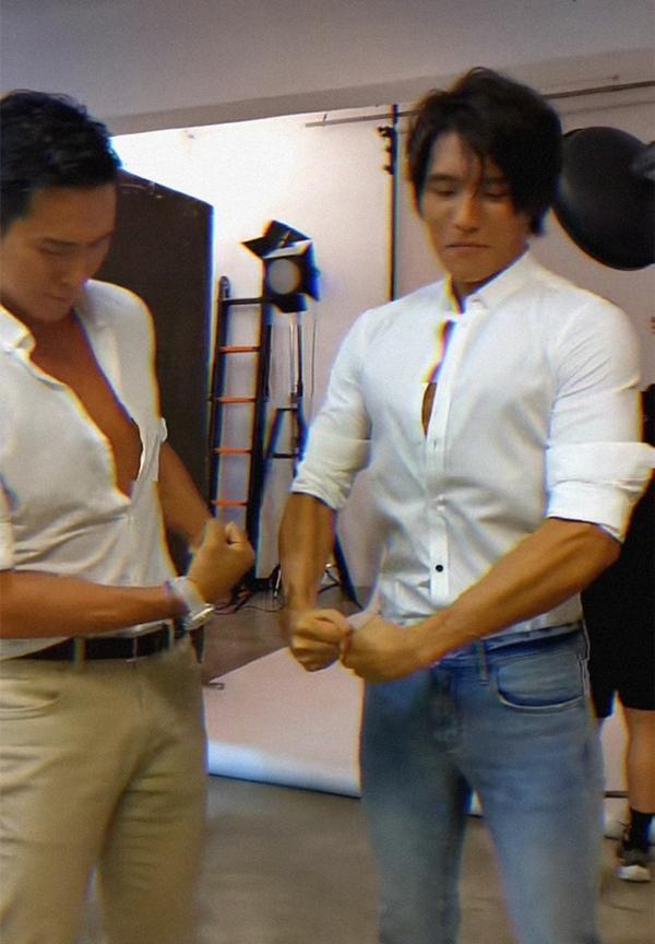 虽然已经53岁,但马德钟保养得当,肌肉练得超级大块,穿着衬衫也是难以