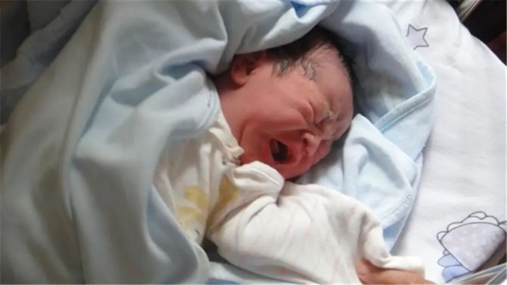 新生儿有无必要包襁褓包对助眠好处多手法有误容易伤骨骼