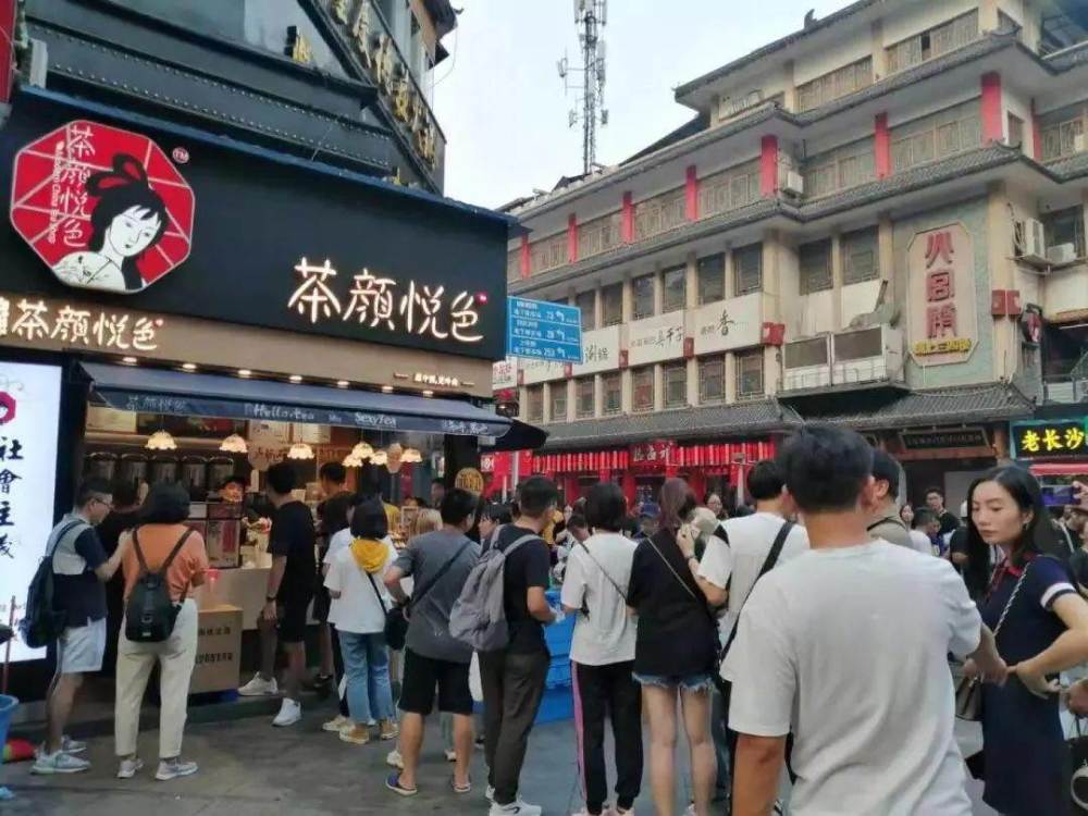 500块一杯奶茶,黄牛倒卖,排队6小时,茶颜悦色是智商税吗?