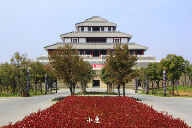 城区西南有个朝歌文化公园,相传为殷纣王的宫殿区,主建筑"鹿台阁"便是