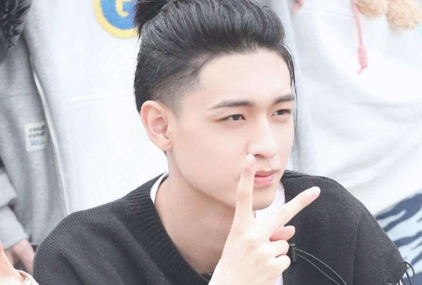 秦霄贤又拍电影了与喻恩泰合作三部待播剧十档综艺证明人气