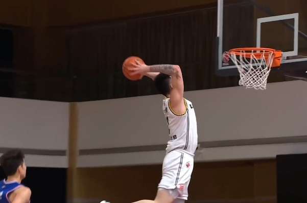 22分11板张镇麟无人能挡双手暴扣太燃了阿的江表情有亮点