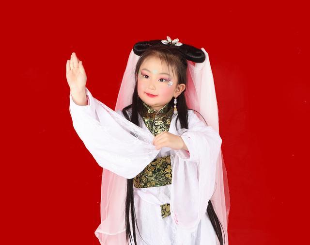 陕北榆林有个小白娘子小嘉琪古灵精怪人见人爱引路人围观合影