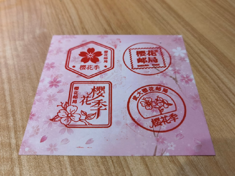 文艺范儿十足的粉白调装修,上百种樱花主题文创产品,特色的纪念邮戳