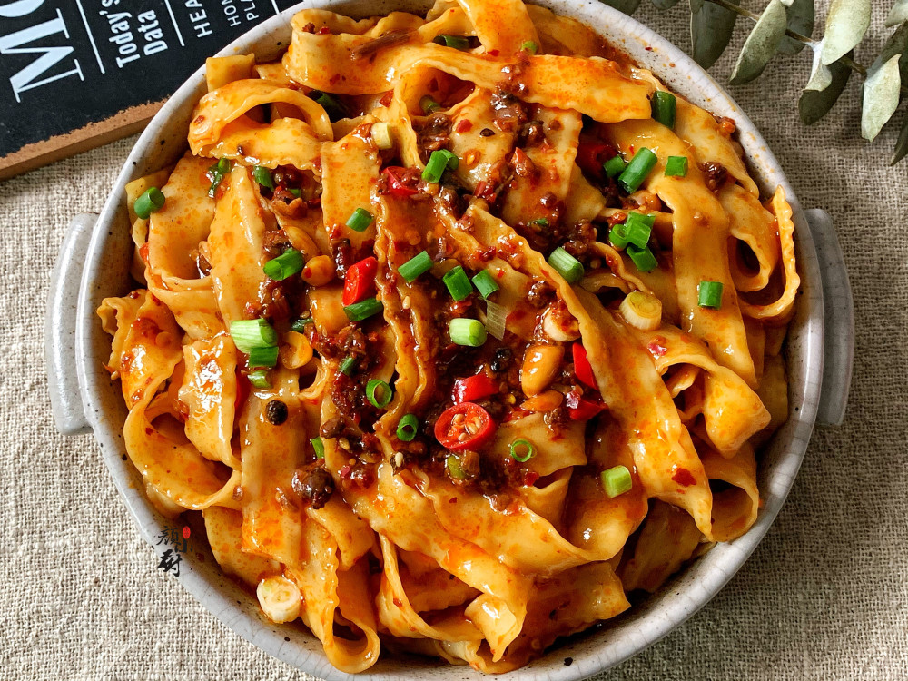 【牛肉酱拌面】食材:刀削面一把,小米辣2个,葱花适量,林小生牛肉酱一