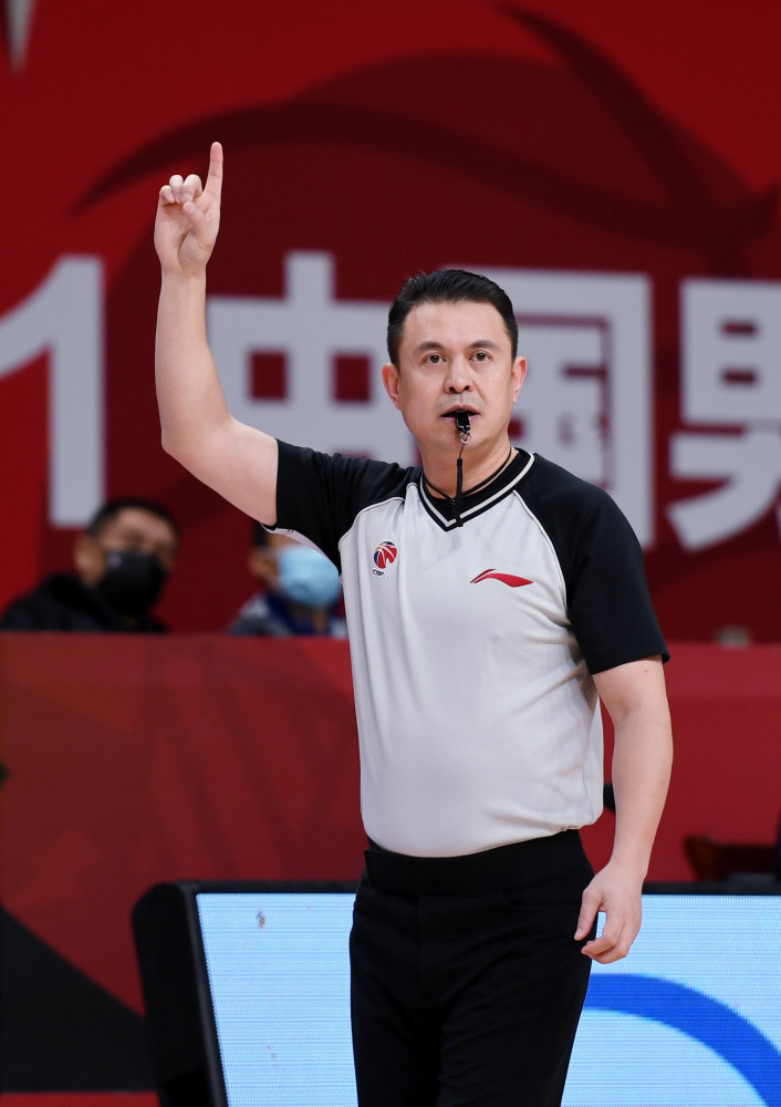 4月8日,本场比赛主裁判段铸在比赛中执裁.