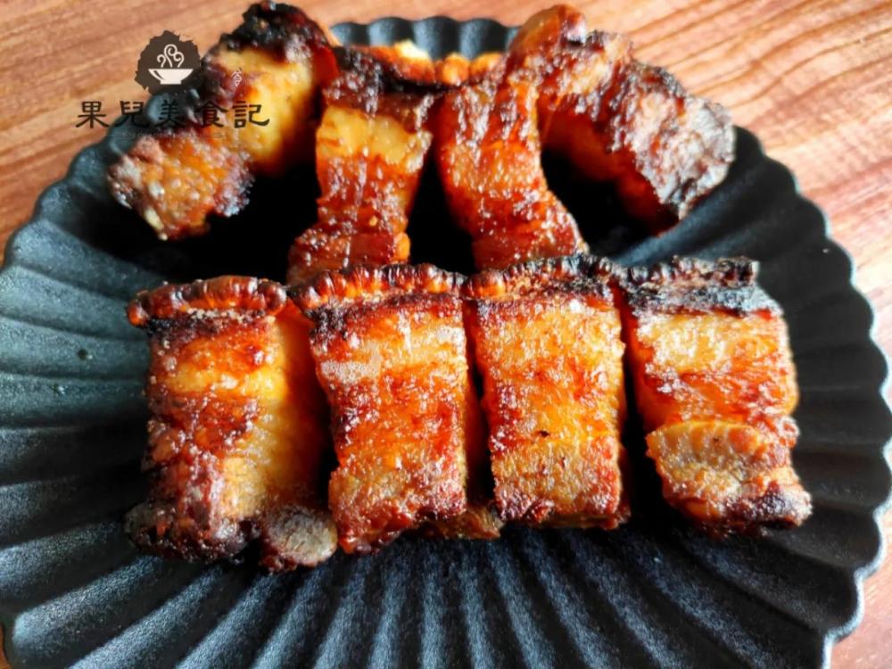 做脆皮五花肉难吗?记住2个技巧,皮酥肉嫩,肥而不腻