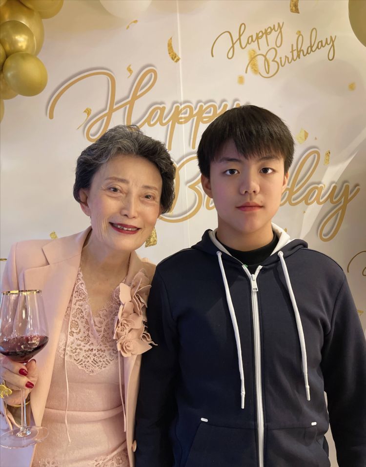 现在a哥不仅篮球打得一级棒,他在2019年和小伙伴们一起设计的仿生手