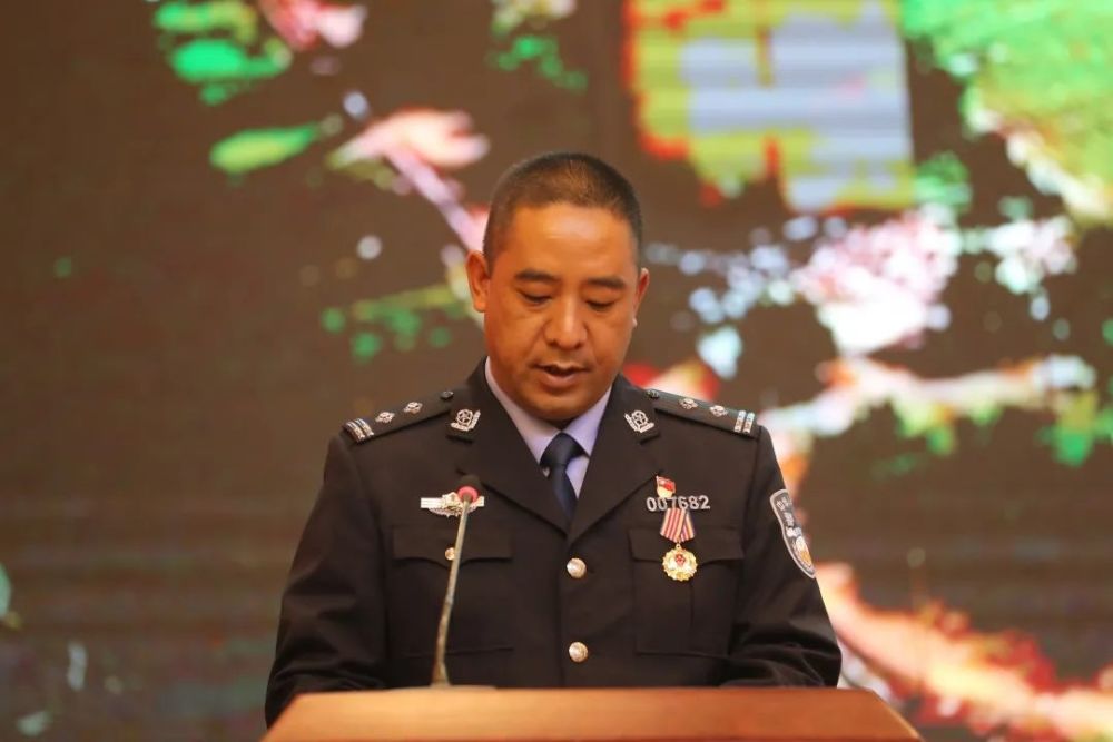 局交警支队保龙二大队大队长郭应勇,隆阳分局板桥派出所所长李金江