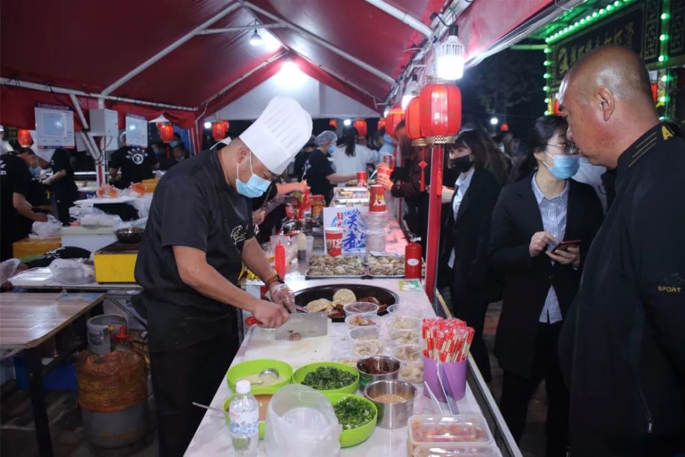这些摊前多热闹你看逛夜市文化广场夜市可谓是最火了要说龙口什么最火
