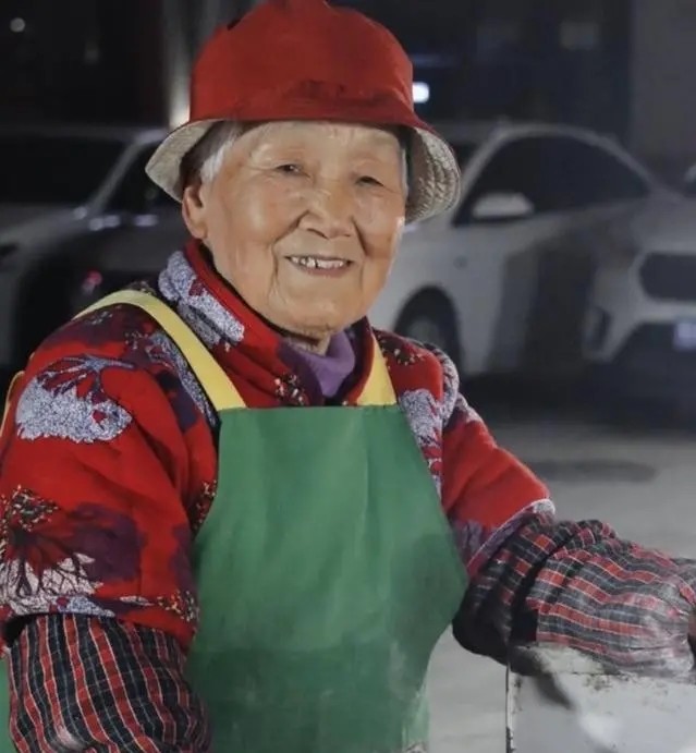 郑州96岁老奶奶夜市摆摊每天23点到5点做有用的人