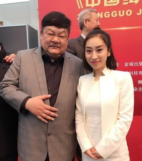 香港电影节56岁林雪罕见现身穿西装胖成球洪金宝拄拐穿睡衣
