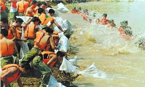 98年大洪水中,7岁小女孩抱紧大树9小时获救,如今当上了警察_腾讯新闻