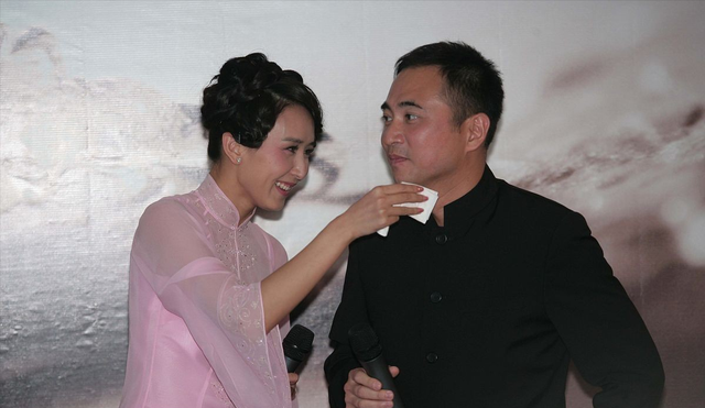 胡静气质真绝穿粉色旗袍为老公擦汗恩爱十足年龄差都被藏起来