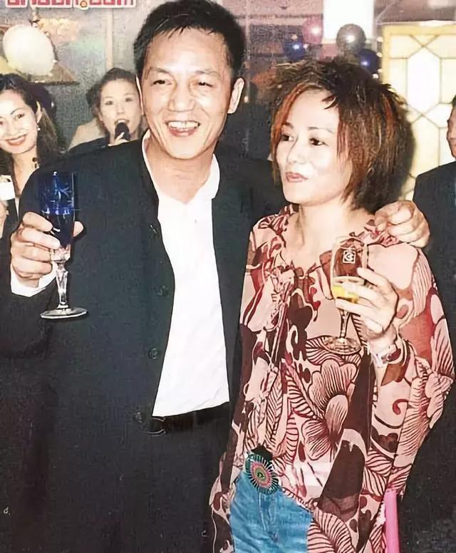 周正毅在第一次入狱后就短暂出狱过一个月,可是后来又因贿赂和发票的