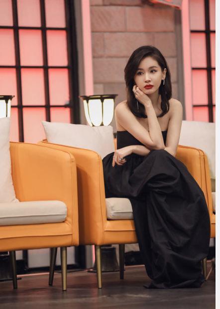 后来的王子文去北京当北漂,寻求自己的梦想,成为了幸运52综艺节目的