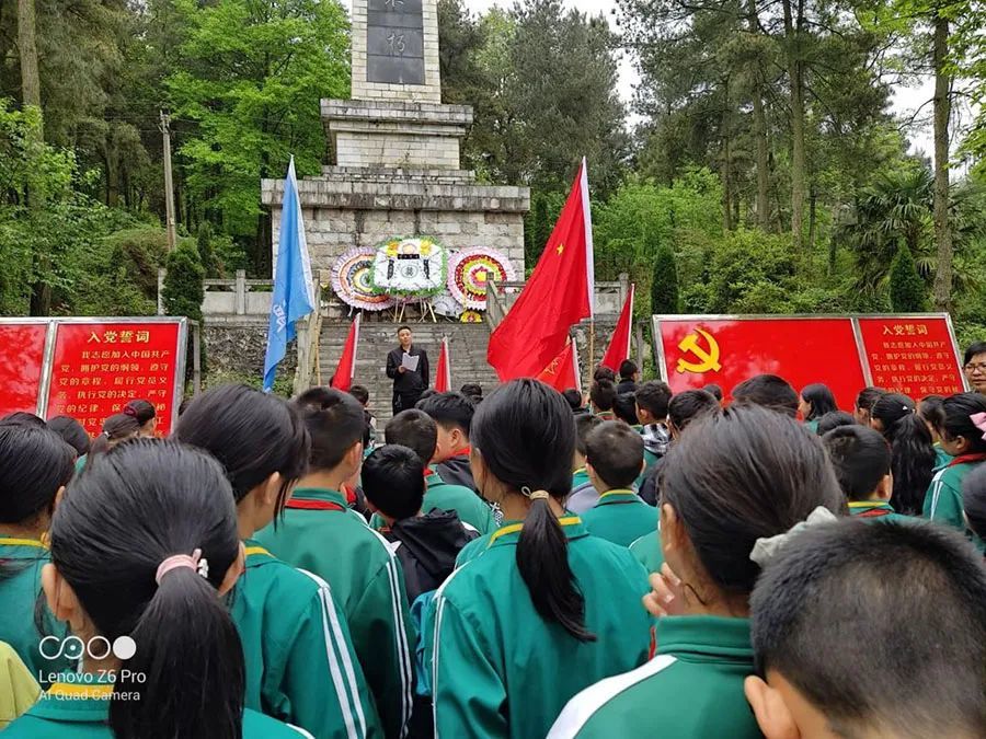 紧接着,退休老教师张永平向师生生动地讲述王涌波等