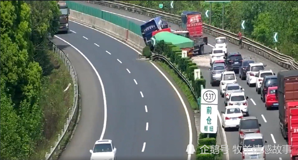 G25长深高速浙江金华路段发生一起追尾