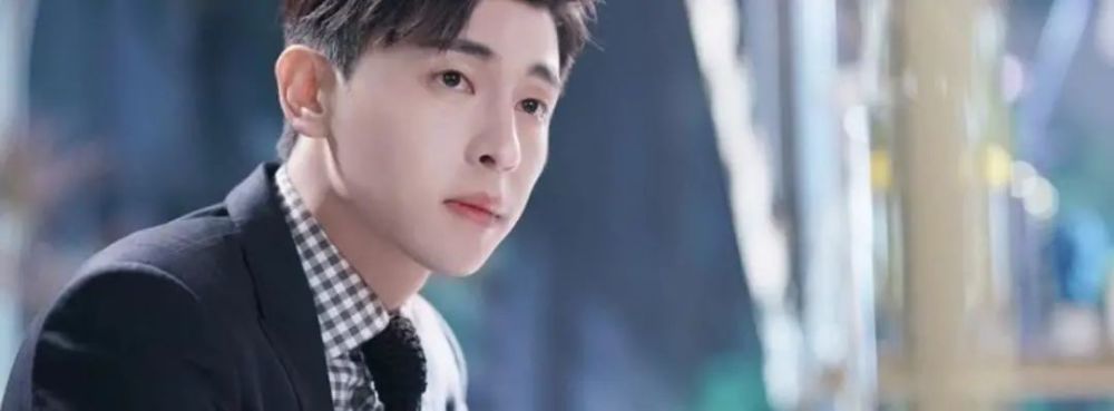 在一起后邓伦终于接新剧为贴角色涂黑粉手却露馅了