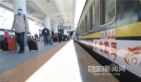 8日11时20分,满载500余名游客的"龙藏号"旅游专