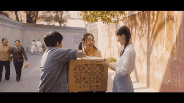 有人随时掌控着高处的天线的,那个时候谁家有了电视,都会得到来自邻居