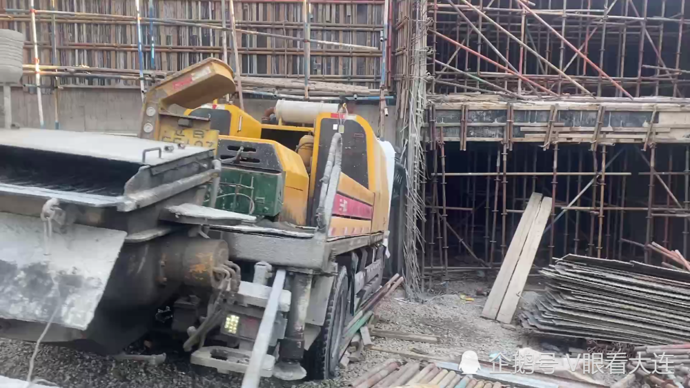 事发大连一工地货车撞墙车头变形司机被困 消防员紧急救援 腾讯新闻