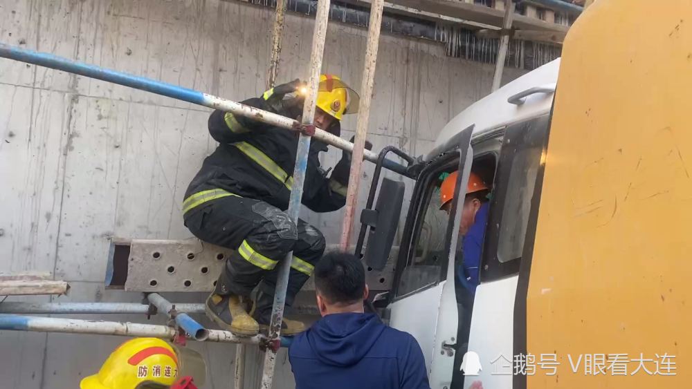 事发大连一工地货车撞墙车头变形司机被困 消防员紧急救援 腾讯新闻