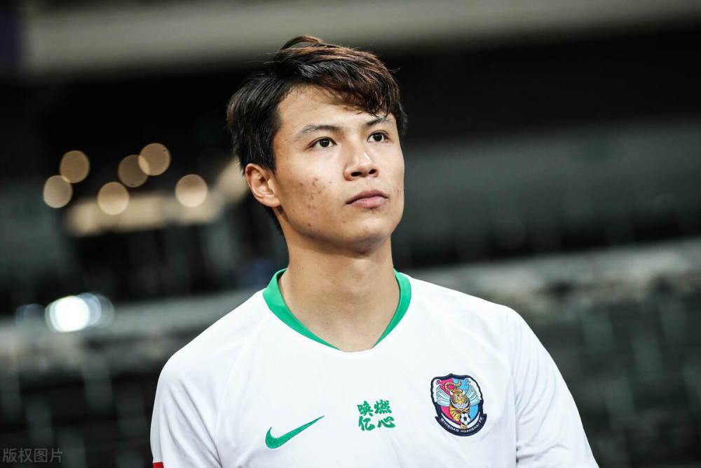 晏紫豪在权健踢中超时没有获得太多出场机会,直到上赛季加盟黄海,才