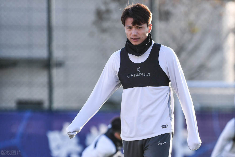 上赛季晏紫豪虽然在黄海获得了11次出战机会,但是首发亮相的次数寥寥