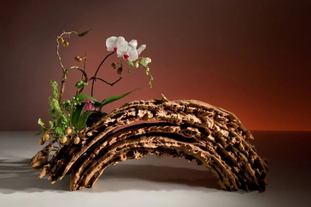 花器取木头造型应用,在花器的分类上,可归于"创作花器",其特色就是