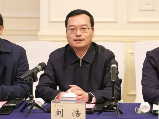 区党工委书记闫静翔,区人大常委会副主任冯斌,沙丽萍,副区长周卫平,高