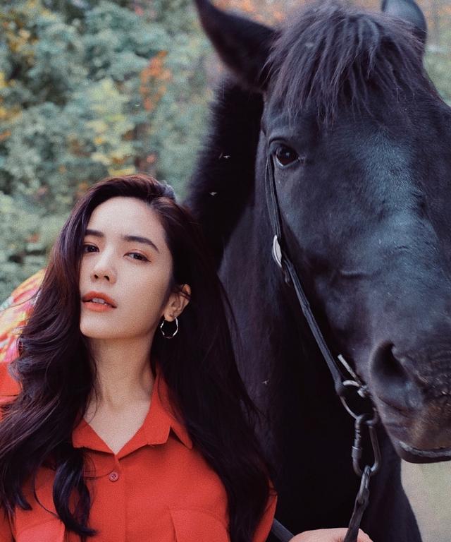 夏若妍不愧是新生代"野生美人",她迷人的不止是颜值